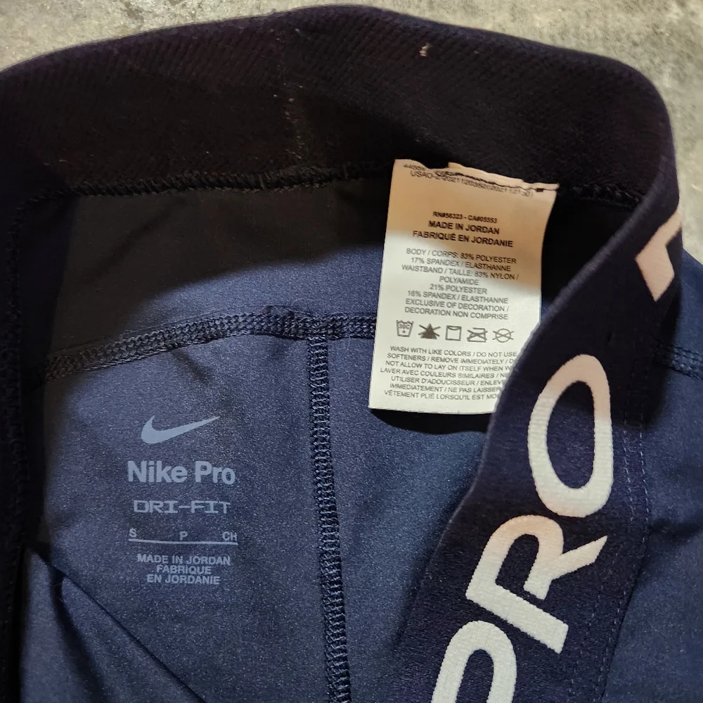 Nike pro shorts with logo on it - Picture 3 of 4